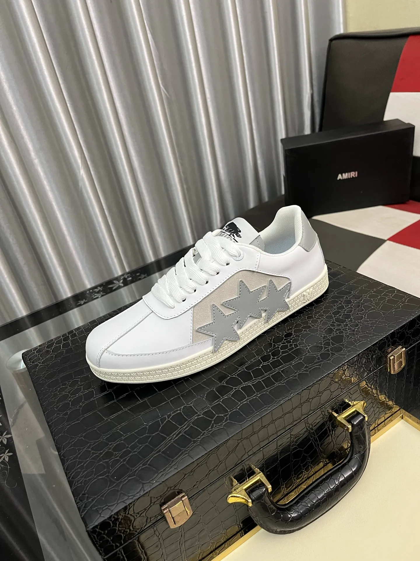 Men's shoes 💰420⌚️⌚️《AMIR*》New men's low-top casual sports sneakers bone shoes, another pair of irresistible bone shoes. Bone shoes are one of AMIRI's most popular items. They use first-layer cowhide uppers. The side bones are made of two cowhide laminations. They have a three-dimensional feel. The leather incisions are all oil-edged. Contrasting color design. Simple style. Fashionable sports. Customized metal LOGO nameplate to embellish shoelaces. Exclusive control of top version. Supports comparison. Breathable mesh lining Original rubber outsole A must-have item for daily leisure Suitable for various occasions Check it out if you pursue high quality Super cool uppers Size: 38-446️⃣ Colors available
